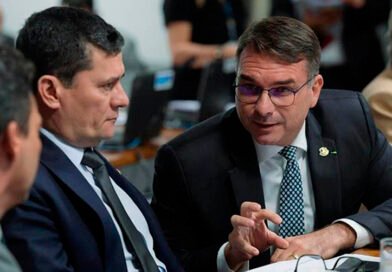 Flavio Bolsonaro poderá apoiar Sergio Moro no Paraná.