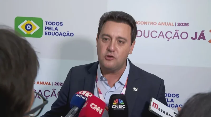 Ratinho Jr decidiu permanecer no cargo.