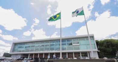 Base de Ratinho Jr. resiste a apoiar Sandro Alex e convênios viram moeda de negociação.