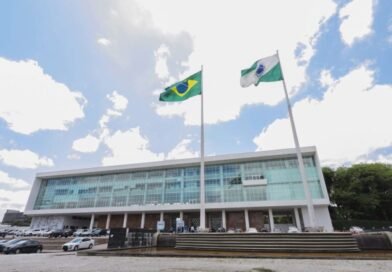 Base de Ratinho Jr. resiste a apoiar Sandro Alex e convênios viram moeda de negociação.