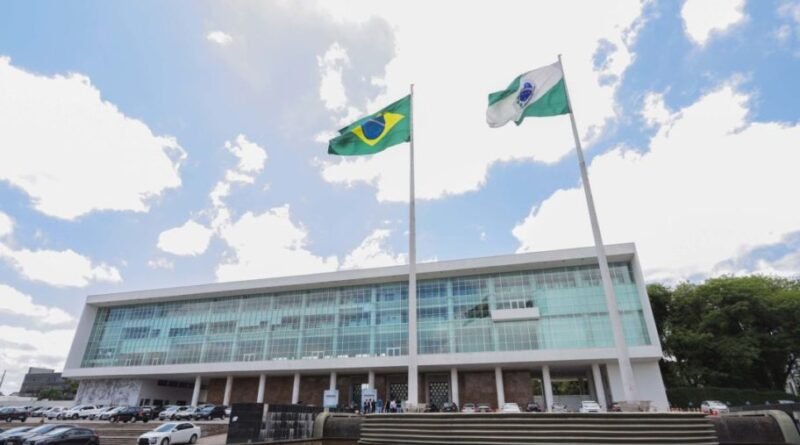 Base de Ratinho Jr. resiste a apoiar Sandro Alex e convênios viram moeda de negociação.