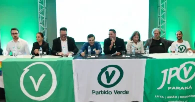 O Partido Verde (PV) aprovou na segunda-feira, 20 de julho, o apoio a Requião Filho (PDT) para o governo do Paraná e a Gleisi Hoffmann (PT) para o Senado, mas não lançou Raphael Rolim de Moura nem outro filiado para a segunda cadeira. A decisão encerra, na prática, a reivindicação verde pela vaga e abre caminho para o Partido dos Trabalhadores (PT) apresentar Dr. Rosinha.