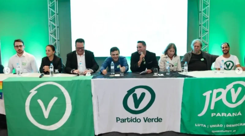 O Partido Verde (PV) aprovou na segunda-feira, 20 de julho, o apoio a Requião Filho (PDT) para o governo do Paraná e a Gleisi Hoffmann (PT) para o Senado, mas não lançou Raphael Rolim de Moura nem outro filiado para a segunda cadeira. A decisão encerra, na prática, a reivindicação verde pela vaga e abre caminho para o Partido dos Trabalhadores (PT) apresentar Dr. Rosinha.