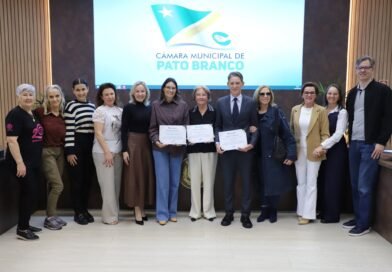 Câmara homenageia autores de obra que resgata a história de Pato Branco