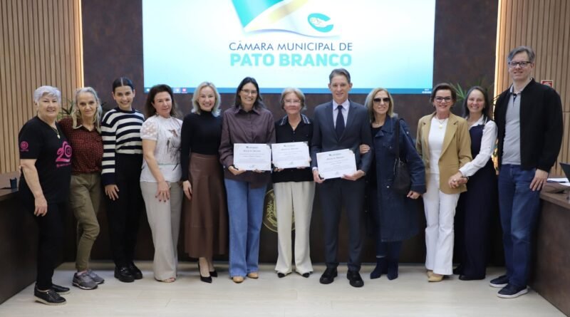 Câmara homenageia autores de obra que resgata a história de Pato Branco