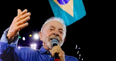 Lula promete regulamentar plataformas digitais após reeleição.