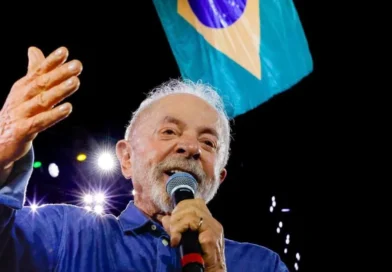 Lula promete regulamentar plataformas digitais após reeleição.